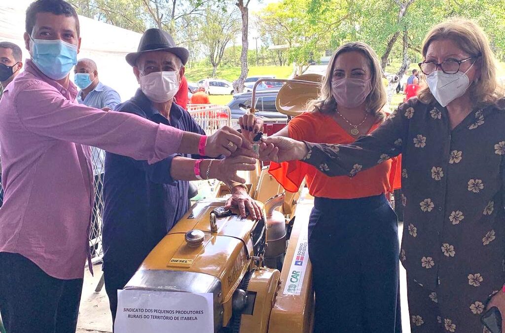 Deputada Maria Del Carmen entrega equipamentos agrícolas para os municípios de Itabela e Ituberá