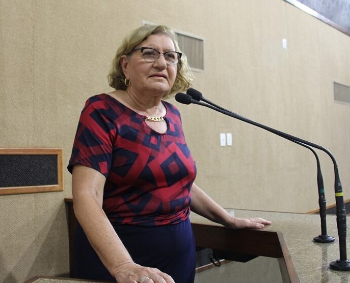 Maria del Carmen incentiva moradores de baixa renda a se inscreverem na Tarifa Social