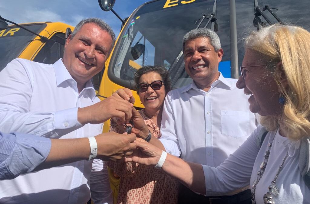 Maria del Carmen entrega ônibus escolar para Carinhanha